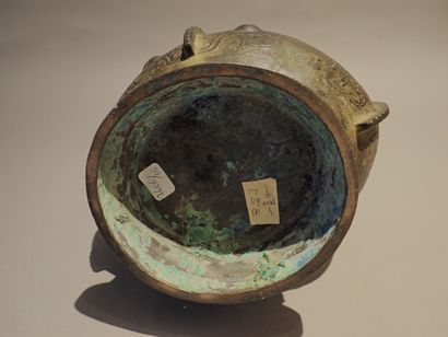 null Cloche en bronze dans le goût des cloches rituelles de la Dynastie des Zhou....