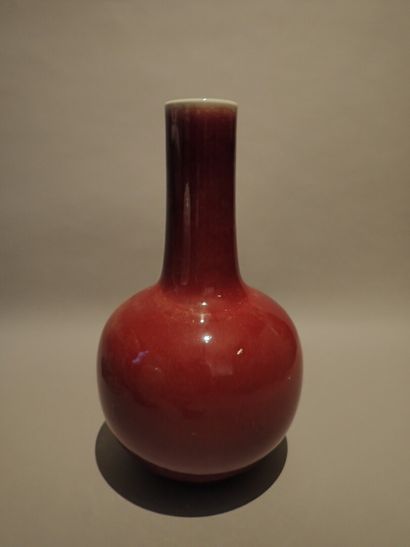 null Lot de porcelaine de Chine comprenant: un grand vase balustre à col évasé, deux...