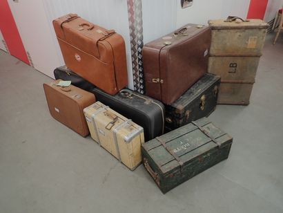 Lot de neuf malles et valises rigides. Dimensions...