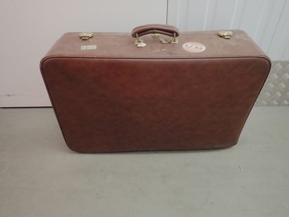 null Set of nine trunks and hard cases. Dimensions between: 60x39x18 cm to 65x91x32...