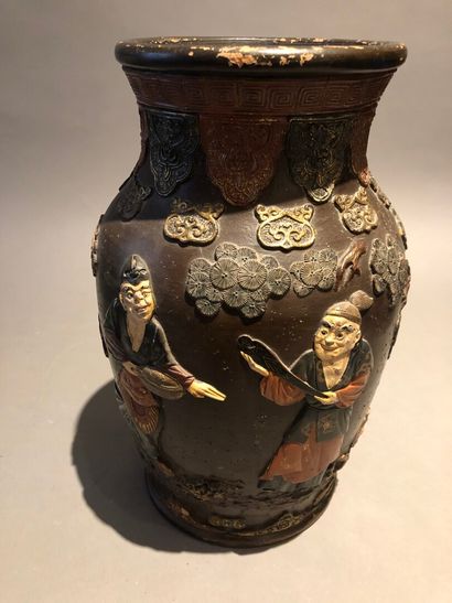 null Lot d'extrême Orient comprenant: 

- un important vase Satsuma monté en lampe...