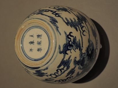 null Fot lot de porcelaines chinoises modernes comprenant:

- une petite jardinière...