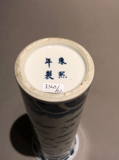 null Vase de forme cornet en porcelaine bleu et blanc. Chine, XXe siècle. Hauteur:...