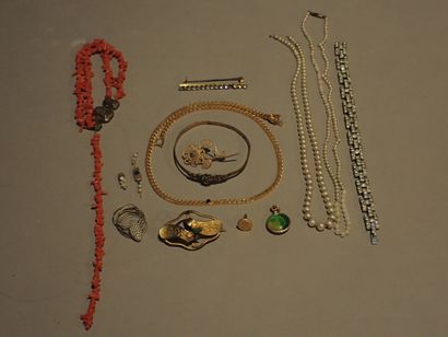 null Lot of costume jewellery including :

- A bracelet with three rows of coral...