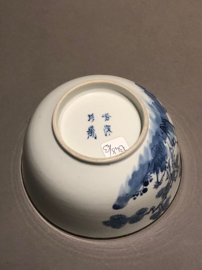 null Vase de forme cornet en porcelaine bleu et blanc. Chine, XXe siècle. Hauteur:...