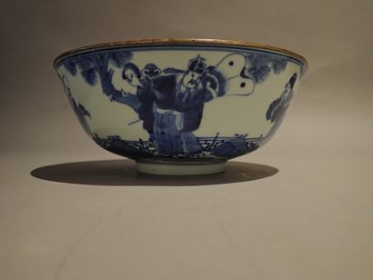 null Paire de bols sur talon en porcelaine de Chine dit Bleus de Hué, cerclés d'argent,...