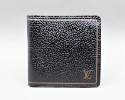null Louis VUITTON. Black leather wallet. 

Four slots, two compartments with gussets...