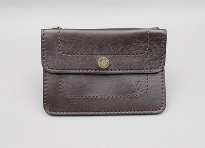 null Louis VUITTON. Dark brown leather wallet. 

Snap closure, pocket for coins and...