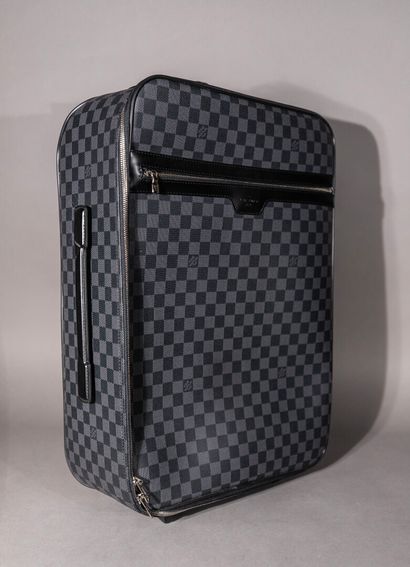 null Louis VUITTON. Suitcase in graphite checkerboard canvas. 

Height: 59 cm. Length:...