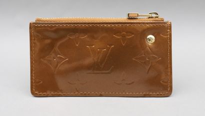 null 
Louis VUITTON. Caramel varnished monogram canvas key ring pouch.

Size : 7x12cm....
