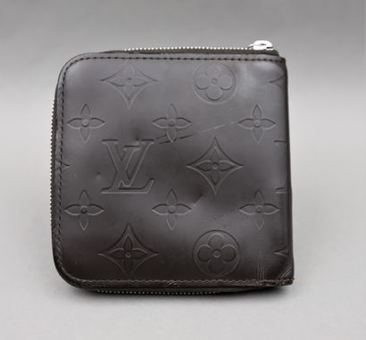 null 
Louis VUITTON. Wallet in black varnished monogram calf. One pocket with press...