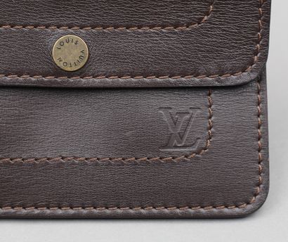 null Louis VUITTON. Dark brown leather wallet. 

Snap closure, pocket for coins and...