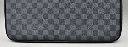 null Louis VUITTON. Computer case in graphite checkerboard canvas. 

Size : 37x27...