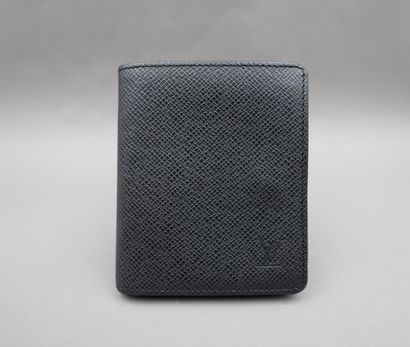 null 
Louis VUITTON. Black taiga cowhide wallet.

Three slots and a pocket for coins...