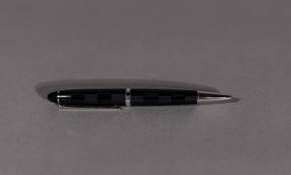 null Louis VUITTON. Ballpoint pen "Grand tour Graphite".

Length: 14 cm. Diameter:...