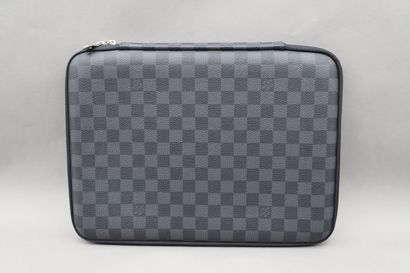 null Louis VUITTON. Computer case in graphite checkerboard canvas. 

Size : 37x27...