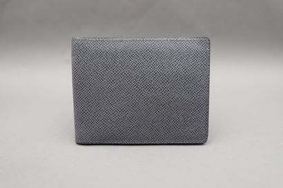 null Louis VUITTON. Grey leather card case. 

Eight slots and a pocket for bills....