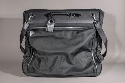 null Louis VUITTON. Black fabric suitcase. 

Height: 102 cm. Length: 58 cm. Depth...