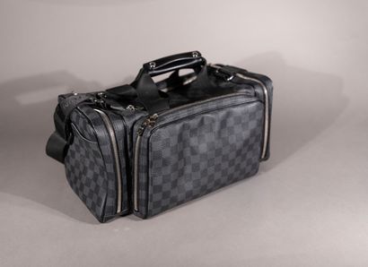 null Louis VUITTON. Camera bag called "Icare" in graphite checkerboard canvas.

Height:...