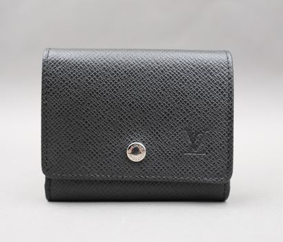 null 
Louis VUITTON. Black taiga cowhide wallet.

Two slots for cards, one zipped...