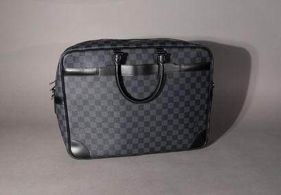 null Louis VUITTON. Briefcase in graphite checkerboard canvas. 

Height: 31 cm. Length:...