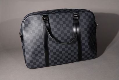 null Louis VUITTON. Giant black checkerboard canvas briefcase, with shoulder strap.

Height:...