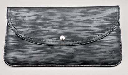 null Louis VUITTON. Woman clutch bag in black epi leather. Two pockets inside, snap...