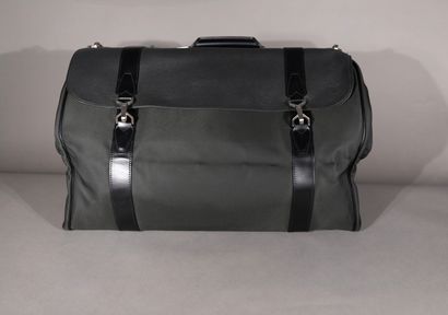 null Louis VUITTON. Black fabric suitcase. 

 Height: 55 cm. Length: 100 cm. Depth:...