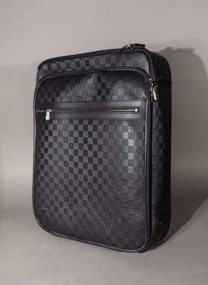 null Louis VUITTON. Large suitcase with infinite checkerboard. 

Height: 56 cm. Length:...