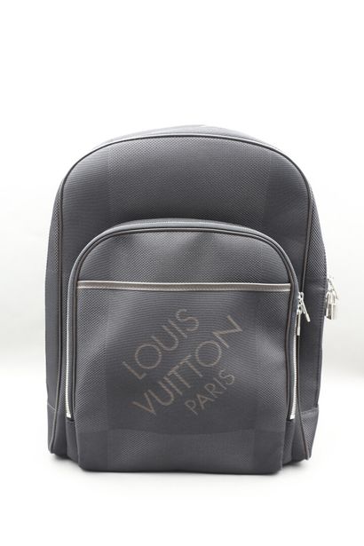 null Louis VUITTON. Backpack in black giant checkerboard canvas. Front pocket. 

Height:...