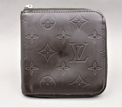 null 
Louis VUITTON. Wallet in black varnished monogram calf. One pocket with press...