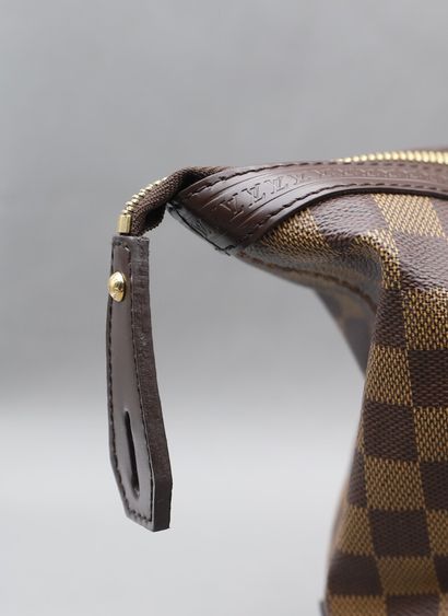 null Louis VUITTON. Toilet bag in ebony checkerboard fabric. 

Height: 21 cm. Length:...
