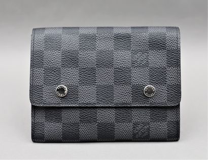 null 
Louis VUITTON. Wallet in graphite checkerboard canvas.

Two snaps, five slots...