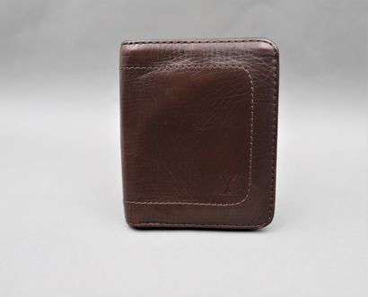 null Louis VUITTON. Brown leather wallet. 

Nine slots in total, one compartment...