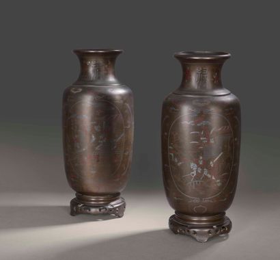 null Grande paire de vases en bronze à décor niellé d'argent et de cuivre des scènes...