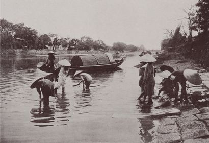 null 1919. 

L'Indochine Française - Annam. Edité par Paris, Publications du Gouvernement...