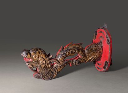 null Applique en bois sculpté laqué et doré en forme de dragon. Indochine, vers 1930....