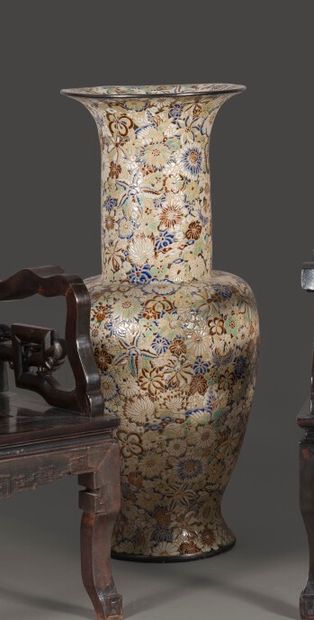null BIEN HOA. Important vase de forme balustre en céramique à décor polychrome "mille...
