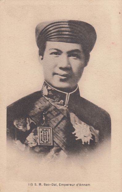 null 1934

Deux cartes postales de S.M. l'Impératrice Nam Phuong et S.M. l'Empereur...