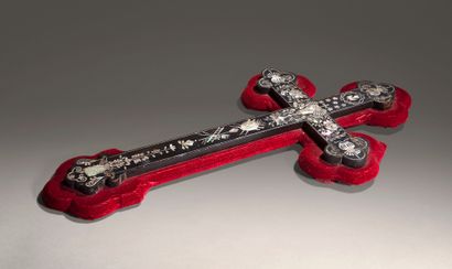 Grande croix en bois exotique à décor en...