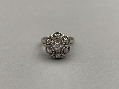 null 18K white gold openwork ring forming a flower motif set with seven modern round...