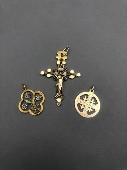 null 
Ensemble de trois pendentifs, comprenant : 

- Une croix stylisée en or jaune...