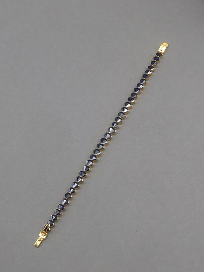 null Bracelet en or jaune 585°/°° entièrement serti de saphirs taillés en écu (taille...