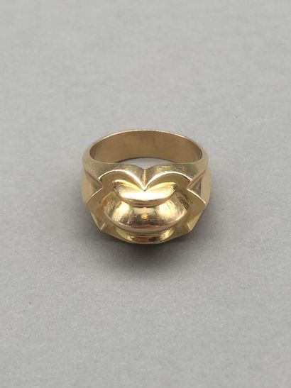 null Chevalière ring in 18K yellow gold, with geometric pattern. Eagle head hallmark....