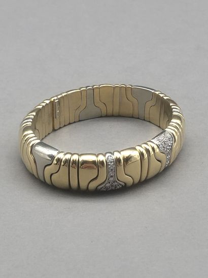 null Semi-rigid bracelet, Bulgari style, in 18K yellow gold and diamonds. Gross weight:...
