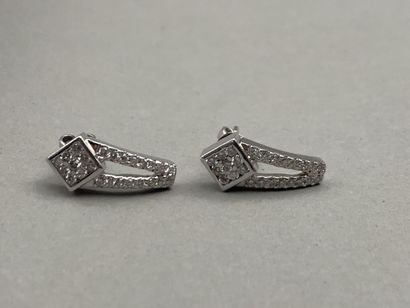Pair of earrings in 18K white gold forming...