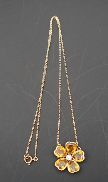 Necklace in 18K yellow gold, holding a flower...