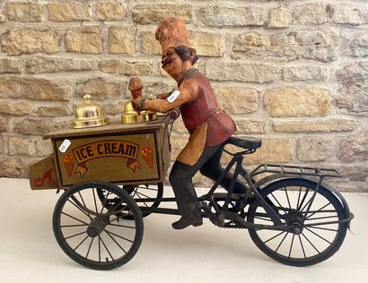 null Tricycle de marchand de glace, bois peint et fer ouvragé, Longueur: 60 cm.