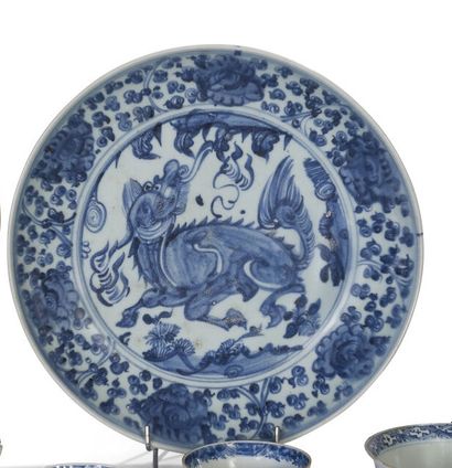 null Plat en porcelaine émaillée blanc bleu à décor central d'un Qilin, le pourtour...