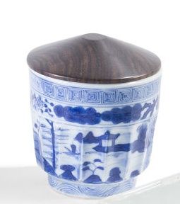 null Petit brûle parfum en porcelaine Shonzui à décor de paysage lacustre et motifs...